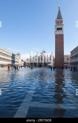 Piazza San Marco et la basilique Saint-Marc inondés par Acqua Alta, Venise, Vénétie, Italie Banque D'Images