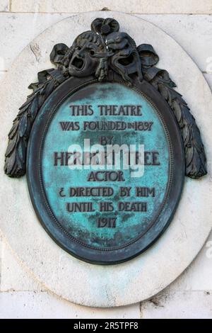 Une plaque à l'extérieur de son Majestys Theatre sur Haymarket à Londres, au Royaume-Uni, commémorant Herbert Tree - l'acteur et fondateur du théâtre en 1897 Banque D'Images