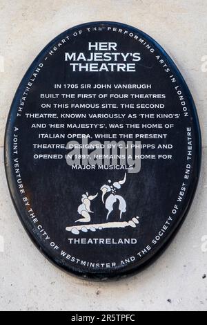 Londres, Royaume-Uni - 20 avril 2023: Une plaque sur l'extérieur de son Majestys Theatre, situé sur Haymarket à Londres, Royaume-Uni, détaillant l'histoire de la construction Banque D'Images