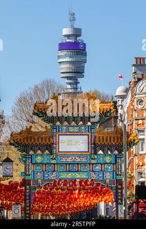 Londres, Royaume-Uni - 20 avril 2023 : une vue sur la porte de Chinatown avec la Tour BT en arrière-plan, à Londres, Royaume-Uni. Banque D'Images