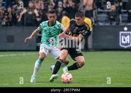 Le défenseur du LAFFC Sergi Palencia (30) est défendu par le milieu de terrain du Club León Elias Hernandez (11) lors du match final de la Ligue des champions de la CONCACAF 2023, Sund Banque D'Images