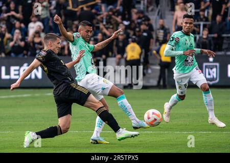 Le défenseur du LAFFC Sergi Palencia (30) est défendu par le milieu de terrain du Club León Elias Hernandez (11) lors du match final de la Ligue des champions de la CONCACAF 2023, Sund Banque D'Images