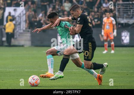 Le défenseur de la LAF Sergi Palencia (30) et le Club León milieu de terrain Ángel Mena (13) se battent pour possession lors du match final de la CONCACAF Champions League 2023, Banque D'Images