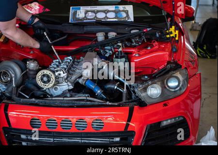 Un gros plan d'une troisième génération de Volkswagen Scirocco rouge dans l'atelier Banque D'Images