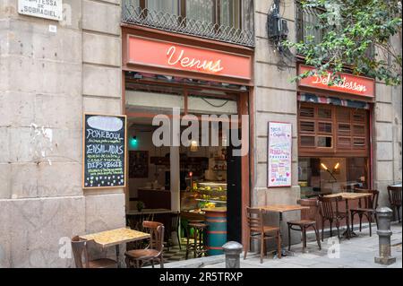 Un joli petit bar dans un coin du quartier gothique de Barcelone, Espagne Banque D'Images