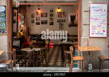 Un joli petit bar dans un coin du quartier gothique de Barcelone, Espagne Banque D'Images