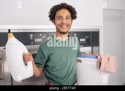 Panier de rangement Happy Young Man avec vêtements propres à la blanchisserie Banque D'Images