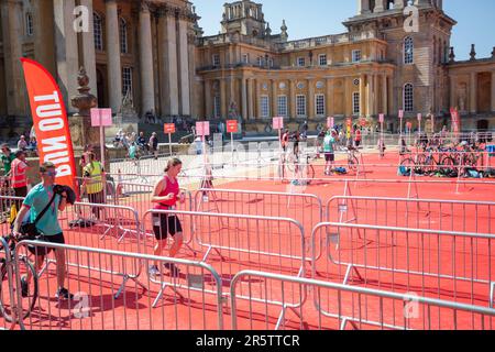 Blenheim Palace, Woodstock, Oxfordshire, Grande-Bretagne. 04/06/2023. Athlète féminine qui a suivi le cours au Triathlon du Palais de Blenheim, dimanche Sprint 2023. . Banque D'Images