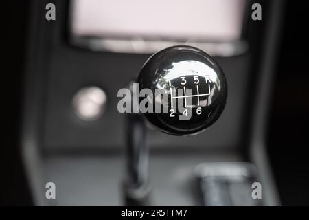 le levier de vitesses à 6 vitesses indique toutes les positions pour chaque rapport de la transmission manuelle. Banque D'Images