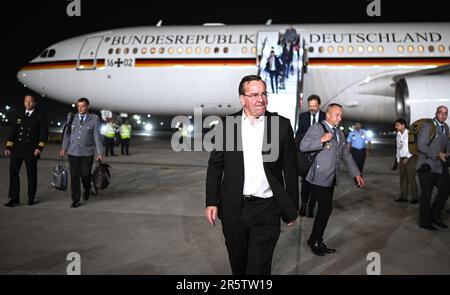 Neu Delhi, Inde. 05th juin 2023. Boris Pistorius (SPD), ministre fédéral de la Défense, est reçu à l'aéroport de New Delhi. Entre autres choses, le ministre veut parler avec les représentants de l'Inde, puissance nucléaire, de la coopération future entre les forces militaires et politiques. Credit: Britta Pedersen/dpa/Alay Live News Banque D'Images