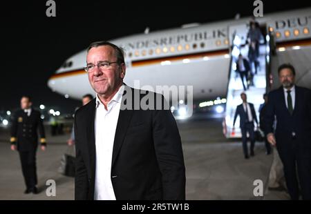 Neu Delhi, Inde. 05th juin 2023. Boris Pistorius (SPD), ministre fédéral de la Défense, est reçu à l'aéroport de New Delhi. Entre autres choses, le ministre veut parler avec les représentants de l'Inde, puissance nucléaire, de la coopération future entre les forces militaires et politiques. Credit: Britta Pedersen/dpa/Alay Live News Banque D'Images