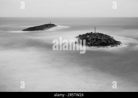 Le brise-lames artificiel de l'île de roche défend la côte jurassique du Devon à Sidmouth. Banque D'Images