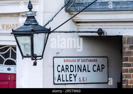 Londres, Royaume-Uni - 17 avril 2023: Un panneau de rue pour le Cardinal Cap Alley, situé sur le côté de Bankside, le long de la Tamise dans le quartier de Londres de Southwark, U Banque D'Images