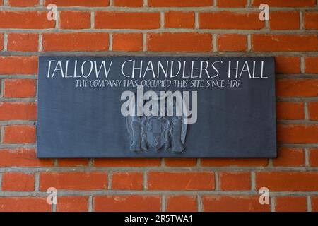 Londres, Royaume-Uni - 17 avril 2023 : une plaque à l'extérieur du Tallow Chandlers Hall, siège de la Tallow Chandlers Company, située sur Dowgate Hill dans le Banque D'Images