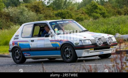 Stony Stratford, Royaume-Uni - 4 juin 2023 : 1990 PEUGEOT 205 GTI voiture classique voyageant sur une route de campagne anglaise. Banque D'Images