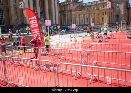 Blenheim Palace, Woodstock, Oxfordshire, Grande-Bretagne. 04/06/2023. Un athlète masculin vêtu de Spiderman conduit le parcours au Triathlon du Palais de Blenheim 04/06/23. Banque D'Images