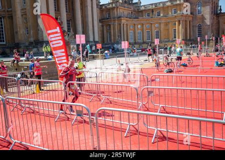 Blenheim Palace, Woodstock, Oxfordshire, Grande-Bretagne. 04/06/2023. Un athlète masculin vêtu de Spiderman conduit le parcours au Triathlon du Palais de Blenheim 04/06/23. Banque D'Images