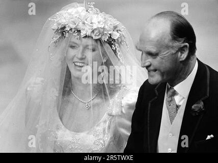 Photo du dossier datée du 23/07/86 de la duchesse de York le jour de son mariage avec son père, le major Ronald Ferguson. Ernest George Ronnie Brooksbank, jeune frère et sœur de August Brooksbank, deux ans, est né le 13th conformément au trône de l’année du couronnement du roi à la très heureuse princesse Eugénie et à son mari Jack Brooksbank. Ronnie est un clin d’œil à Sarah, duchesse du père de York, l’ancien maître de polo royal Ronald Ferguson, décédé en 2003. Date de publication : lundi 5 juin 2023. Banque D'Images