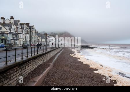 Le mauvais temps souffle sur le front de mer de Sidmouth sur la côte jurassique de Devon. Banque D'Images