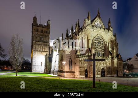 La cathédrale normande et médiévale de Saint-Pierre est éclairée la nuit à Exeter, Devon. Banque D'Images