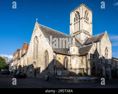 Le soleil brille sur l'église normande de St Mary de Crypt à Gloucester, en Angleterre. Banque D'Images