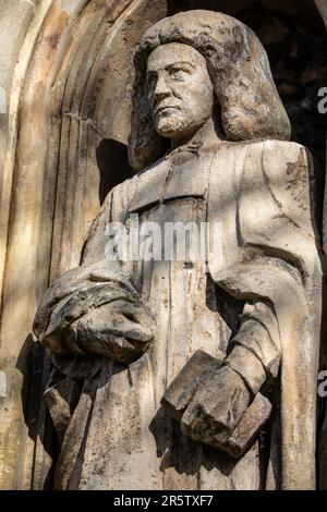 Essex, Royaume-Uni - 24 mars 2023 : une sculpture de Thomas Plume - churchiste et philanthrope anglais, à l'extérieur de l'église historique All Saints Banque D'Images