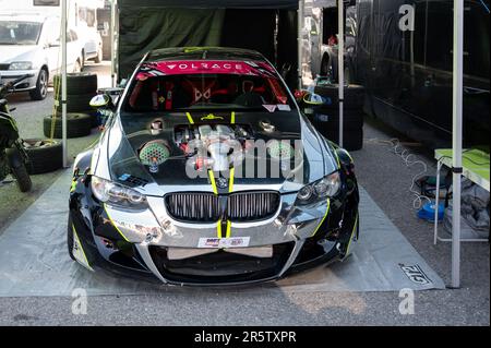 Détail d'une BMW E92 de course dans la tente de l'écurie Banque D'Images