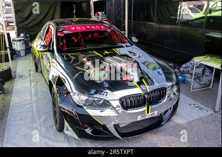 Détail d'une BMW E92 de course dans la tente de l'écurie Banque D'Images