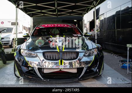 Détail d'une BMW E92 de course dans la tente de l'écurie Banque D'Images