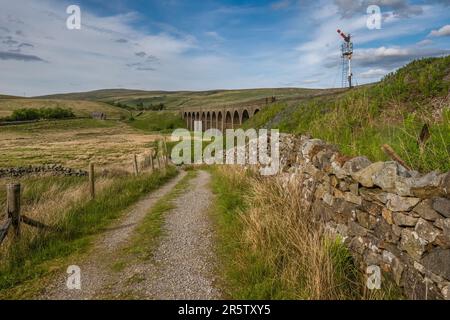 27.06.23 Garsdale Head, Cumbria, Royaume-Uni. Dandry Mire Viaduct est un viaduc ferroviaire situé sur la ligne Settle & Carlisle de Cumbria, juste au nord de Garsdale Banque D'Images