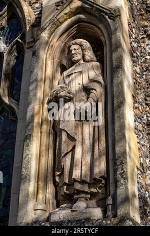 Essex, Royaume-Uni - 24 mars 2023 : une sculpture de Thomas Plume - churchiste et philanthrope anglais, à l'extérieur de l'église historique All Saints Banque D'Images