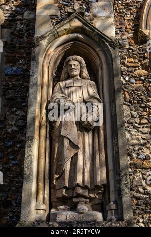 Essex, Royaume-Uni - 24 mars 2023 : une sculpture de Thomas Plume - churchiste et philanthrope anglais, à l'extérieur de l'église historique All Saints Banque D'Images