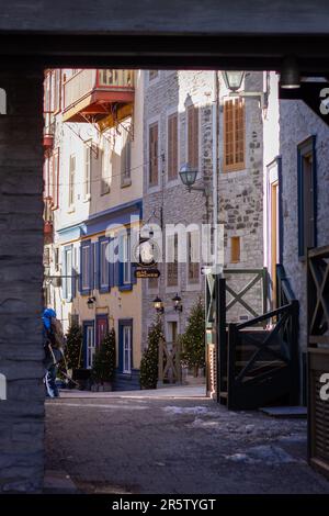 Immergée dans les rues enchanteresses de Québec, où le temps est toujours là, et le riche patrimoine danse avec le dynamisme moderne de la vie. Banque D'Images