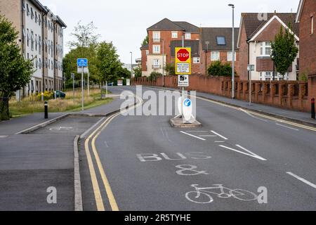 Long Mead, une rue réservée aux autobus traversant le village de Cheswick jusqu'au campus de l'Université de l'Ouest de l'Angleterre, au nord de Bristol. Banque D'Images