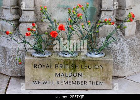 Essex, Royaume-Uni - 24 mars 2023 : gros plan des fleurs à la base du Mémorial de la guerre dans la ville de Maldon, Essex, Royaume-Uni. Banque D'Images