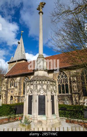 Essex, Royaume-Uni - 24 mars 2023 : vue sur le mémorial de guerre de Maldon et l'église de la Toussaint dans la belle ville de Maldon, Essex, Royaume-Uni. Banque D'Images