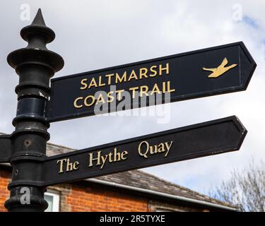 Gros plan des panneaux indiquant la direction du Saltmarsh Coast Trail et du quai Hythe dans la ville de Maldon, Essex, Royaume-Uni. Banque D'Images