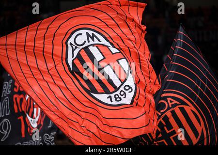 Milan, Italie. 4 juin 2023. Un drapeau portant la crête de l'AC Milan est vu pendant le match de football de la série A entre l'AC Milan et le FC Hellas Verona. Credit: Nicolò Campo/Alay Live News Banque D'Images