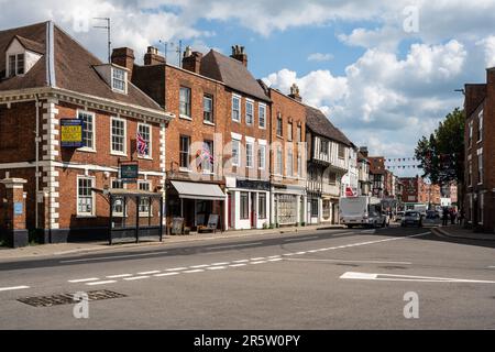 Le soleil brille sur les bâtiments traditionnels de magasins dans le centre de Tekesbury dans Gloucestershire. Banque D'Images