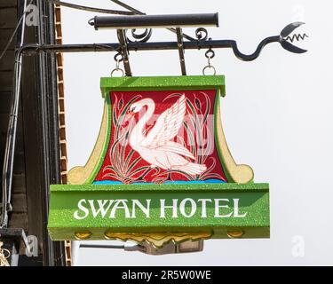 Essex, Royaume-Uni - 10 avril 2023 : panneau suspendu traditionnel à l'extérieur de l'hôtel Swan, dans la belle ville de Maldon, Essex, Royaume-Uni. Banque D'Images