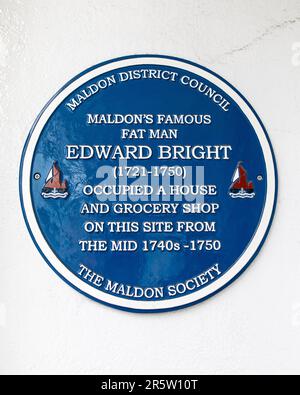 Essex, Royaume-Uni - 10 avril 2023: Une plaque bleue marquant l'endroit où le célèbre gros homme Edward Bright vivait autrefois à Maldon, Essex. Banque D'Images