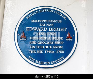 Essex, Royaume-Uni - 10 avril 2023: Une plaque bleue marquant l'endroit où le célèbre gros homme Edward Bright vivait autrefois à Maldon, Essex. Banque D'Images