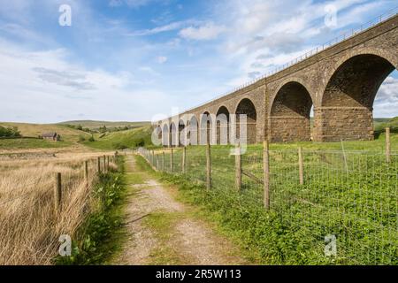 27.06.23 Garsdale Head, Cumbria, Royaume-Uni. Dandry Mire Viaduct est un viaduc ferroviaire situé sur la ligne Settle & Carlisle de Cumbria, juste au nord de Garsdale Banque D'Images