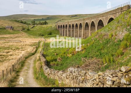 27.06.23 Garsdale Head, Cumbria, Royaume-Uni. Dandry Mire Viaduct est un viaduc ferroviaire situé sur la ligne Settle & Carlisle de Cumbria, juste au nord de Garsdale Banque D'Images