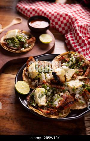 Tacos al Pastor. Tambien conocidos como Tacos de Trompo, son el tipo de tacos callejeros mas populares en Mexico, comunmente se expeca con carne de c Banque D'Images