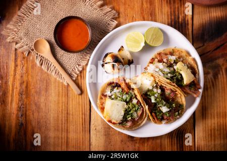 Tacos al Pastor. Tambien conocidos como Tacos de Trompo, son el tipo de tacos callejeros mas populares en Mexico, comunmente se expeca con carne de c Banque D'Images