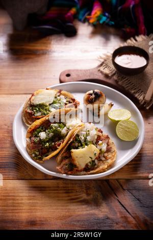 Tacos al Pastor. Tambien conocidos como Tacos de Trompo, son el tipo de tacos callejeros mas populares en Mexico, comunmente se expeca con carne de c Banque D'Images