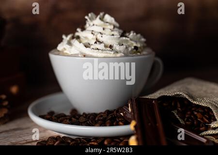 Vue en hauteur d'une tasse en céramique blanche remplie d'un cappuccino au chocolat et à la crème Banque D'Images