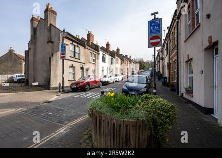 Un trafic de 'zone d'accueil' calme le quartier des maisons mitoyennes à Bristol. Banque D'Images