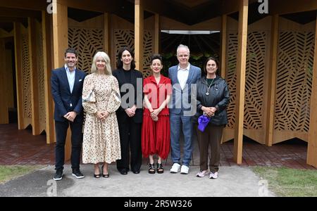 Londres - Serpentine est ravie d'ouvrir le Pavillon 22nd, conçu par l'architecte français-libanais Lina Ghotmeh, à Serpentine South le vendredi 9 juin 2023, avec Goldman Sachs pour l'appui du projet annuel pour l'année 9th consécutive. Inspiré par l’héritage méditerranéen de l’architecte et de fervents débats autour de la table sur les affaires courantes, la politique, la vie personnelle et les rêves, le Pavillon est intitulé À table – un appel français à s’asseoir à table pour engager et participer au dialogue tout en partageant un repas. Banque D'Images